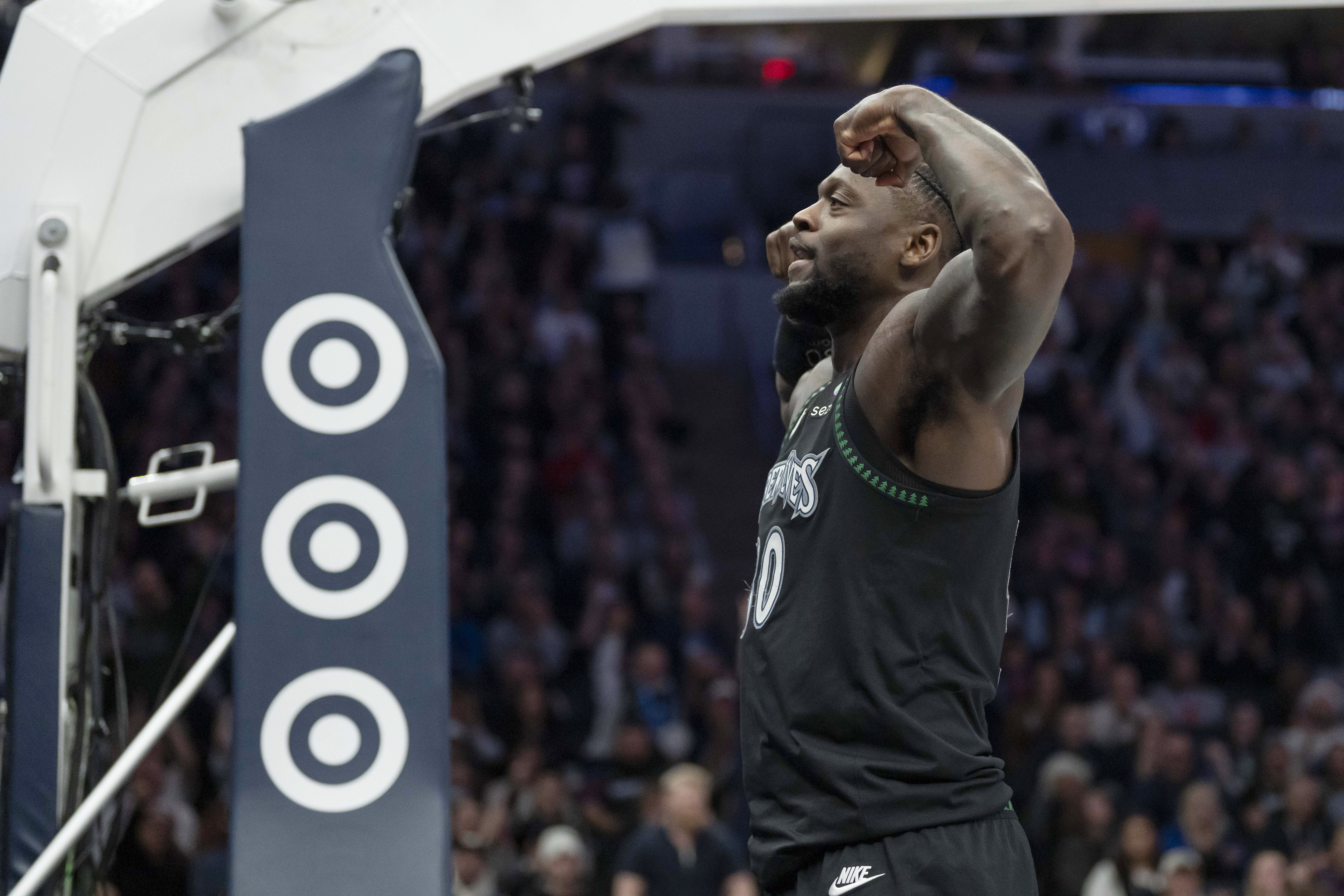 超强表现！兰德尔半场14中10高效砍24分 另有5板6助1断&amp;三分6中4